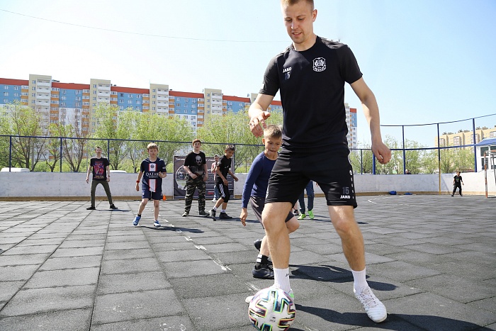 Тренировка с защитником мини-футбольного клуба «Тюмень» Андреем Соколовым в сквере «Семейный»