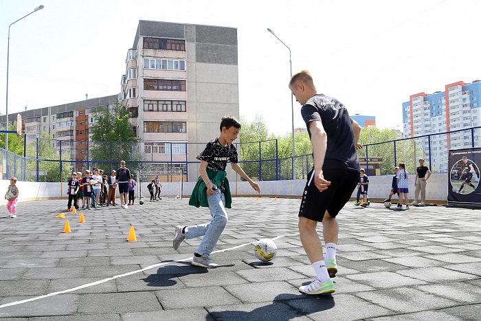 Тренировка с защитником мини-футбольного клуба «Тюмень» Андреем Соколовым в сквере «Семейный»