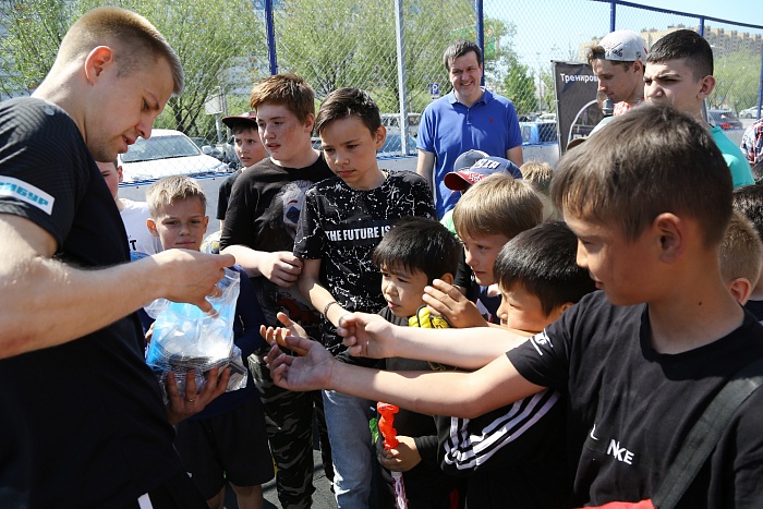 Тренировка с защитником мини-футбольного клуба «Тюмень» Андреем Соколовым в сквере «Семейный»
