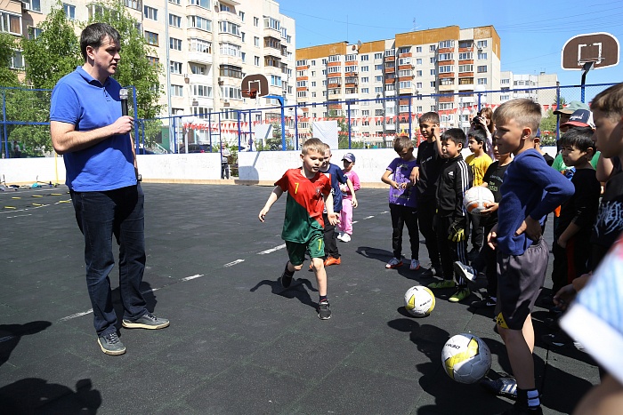Тренировка с защитником мини-футбольного клуба «Тюмень» Андреем Соколовым в сквере «Семейный»