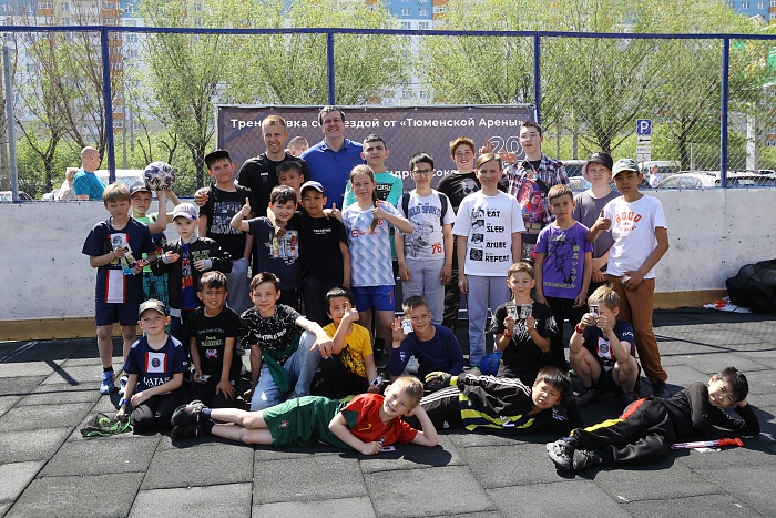 Тренировка с защитником мини-футбольного клуба «Тюмень» Андреем Соколовым в сквере «Семейный»