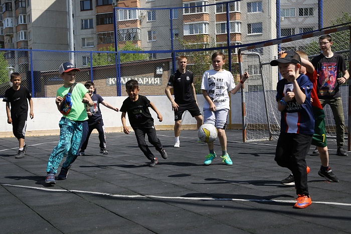 Тренировка с защитником мини-футбольного клуба «Тюмень» Андреем Соколовым в сквере «Семейный»