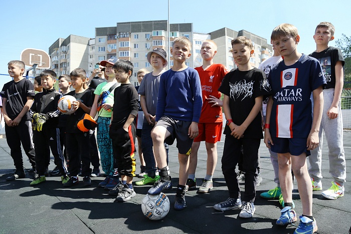 Тренировка с защитником мини-футбольного клуба «Тюмень» Андреем Соколовым в сквере «Семейный»