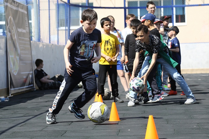 Тренировка с защитником мини-футбольного клуба «Тюмень» Андреем Соколовым в сквере «Семейный»