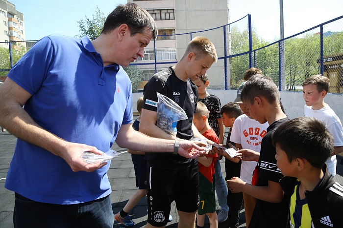 Тренировка с защитником мини-футбольного клуба «Тюмень» Андреем Соколовым в сквере «Семейный»
