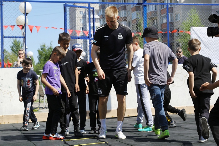 Тренировка с защитником мини-футбольного клуба «Тюмень» Андреем Соколовым в сквере «Семейный»