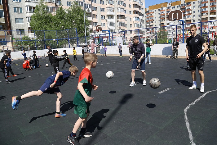 Тренировка с защитником мини-футбольного клуба «Тюмень» Андреем Соколовым в сквере «Семейный»