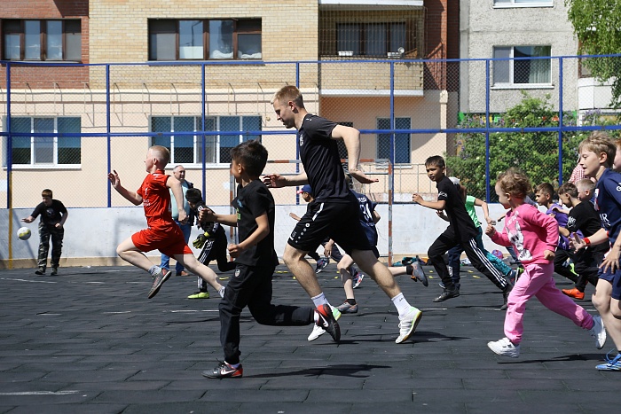 Тренировка с защитником мини-футбольного клуба «Тюмень» Андреем Соколовым в сквере «Семейный»