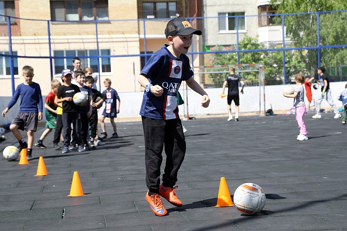 Тренировка с защитником мини-футбольного клуба «Тюмень» Андреем Соколовым в сквере «Семейный»