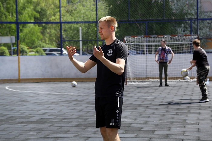 Тренировка с защитником мини-футбольного клуба «Тюмень» Андреем Соколовым в сквере «Семейный»