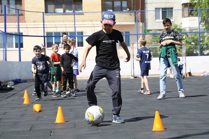 Тренировка с защитником мини-футбольного клуба «Тюмень» Андреем Соколовым в сквере «Семейный»