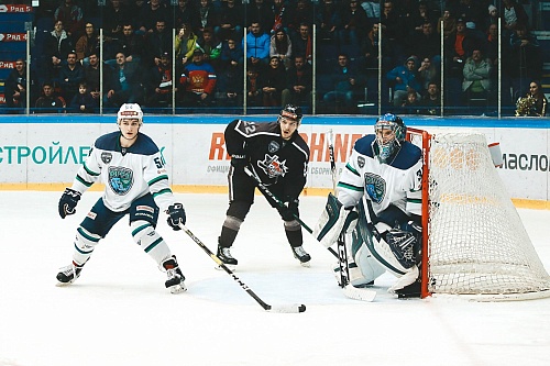 Егор Бабенко тренируется и колет дрова (ВИДЕО)