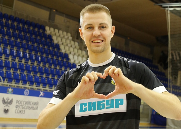 Защитник МФК «Тюмень» Андрей Соколов: «Когда с братом жили ещё в Качканаре, любили утром 1 января всей семьёй играть в футбол»