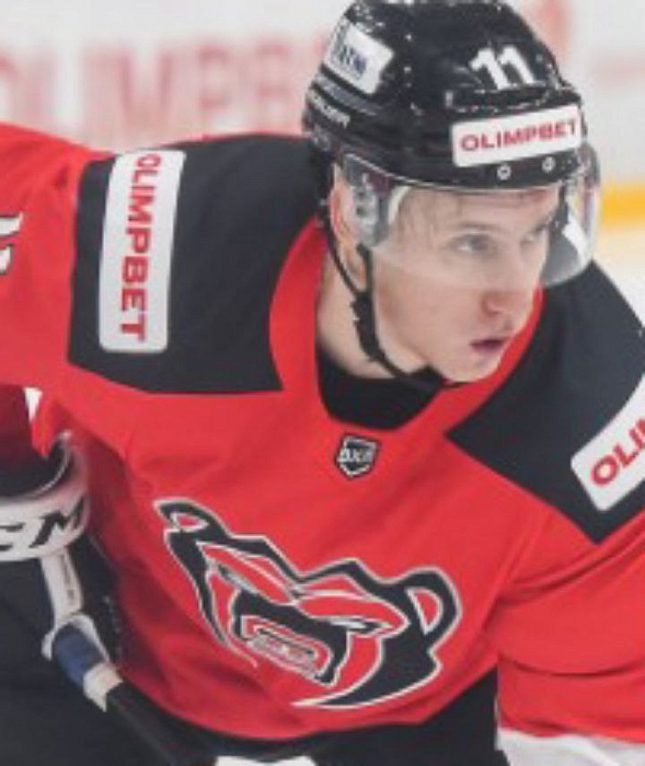 Нападающий хоккейного клуба «Молот» Константин Рыжов: «В начале овертайма вратарь спас нас от гола»