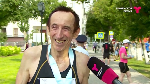 В Тюмени ранним утром пробежали полумарафон; Победа ФК "Тюмень" в Челябинске