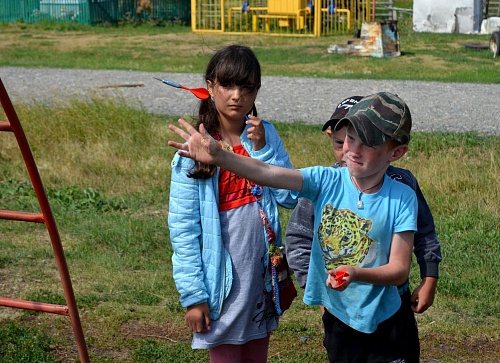 Брат и сестра умело метали дротики