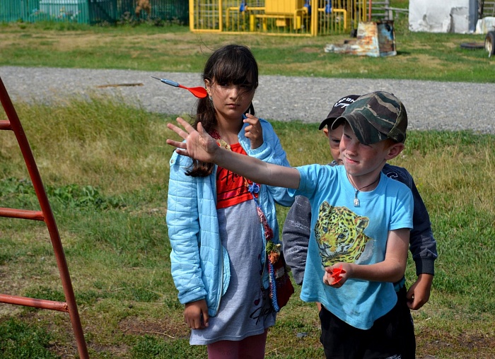 Брат и сестра умело метали дротики