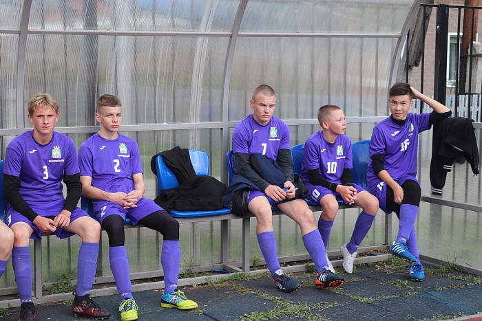 В Казанском победно стартовали хозяева и сборная Исетского района