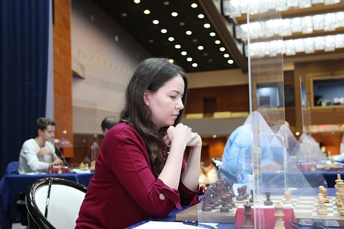 Начали сражаться в классические шахматы