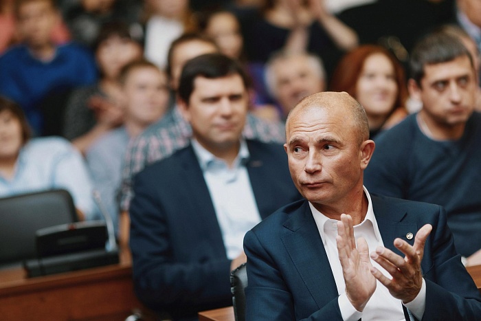 Велосипедисты катаются на лыжах, плавают и бегают кроссы