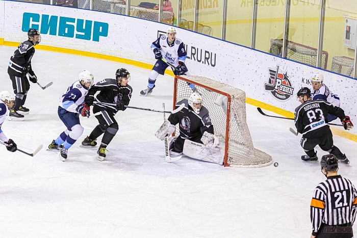 Сусликов успевал везде