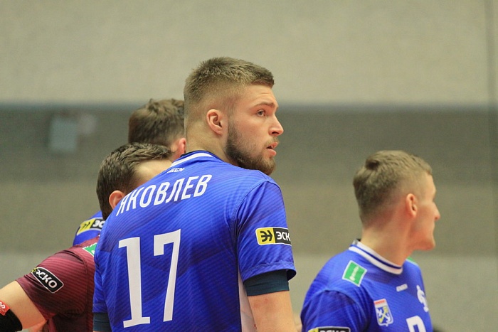 Сыграет под началом отца