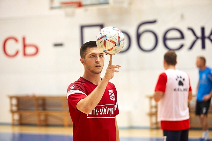 Нападающий мини-футбольного клуба «Сибиряк» Дмитрий Босюк: «Только на разминке увидели, в каком составе сыграет «Синара»