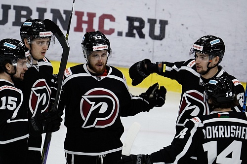 О мандаринах клубам-лидерам Всероссийской хоккейной лиги думать рано