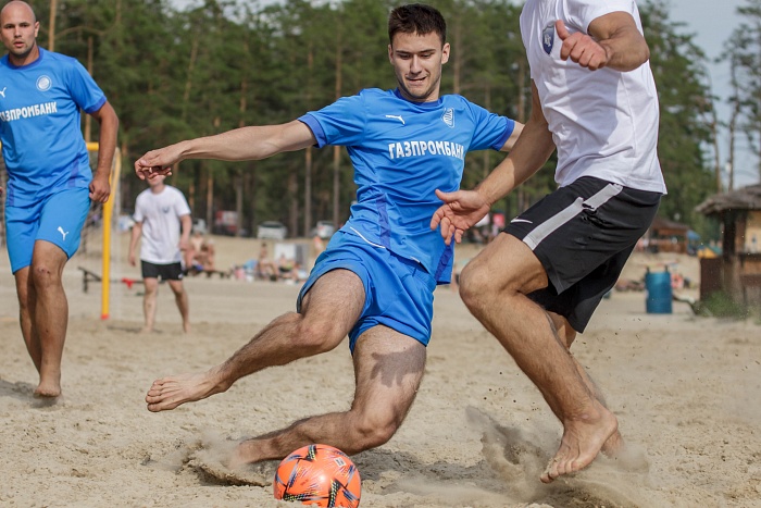 На песчаных полях «Кубы» в пляжный футбол сыграют банкиры, «мамонты» и другие