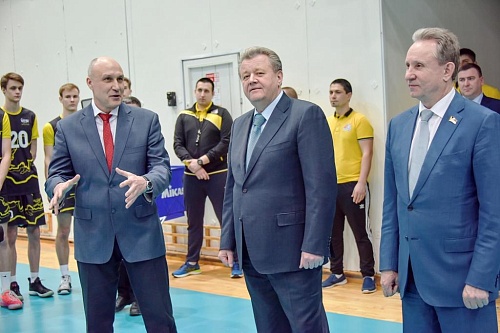 Мэр попросил волейболистов постараться