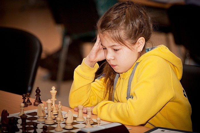 Малыши комбинируют на шахматной доске