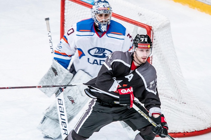 Автозаводцы вышли в лидеры, «Ермак» опускается на дно