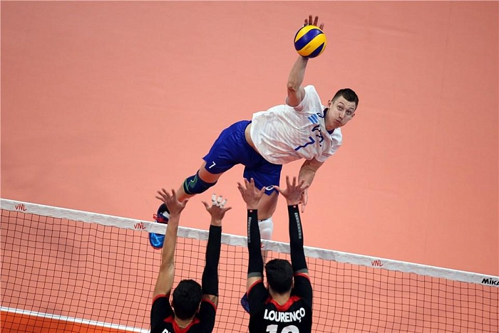 В матче с португальцами уложились в три партии