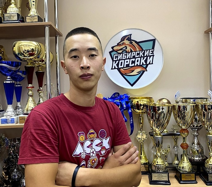 Председатель студенческого спортивного клуба «Сибирские корсаки» Даурен Куандыков: «Все упражнения для «Физкультуры на производстве» придумывали и репетировали в колледже»