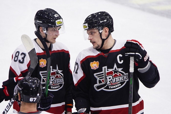 Справа - Александр Осипов