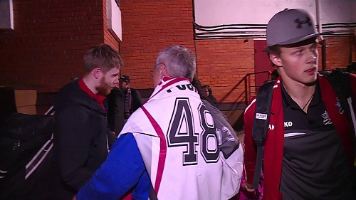 Болельщики встречают игроков и тренерский штаб ХК «Рубин» после матча с Кургане с «Зауральем»