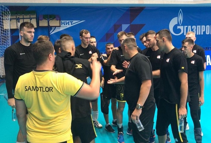 Заполнили паузу товарищеским матчем