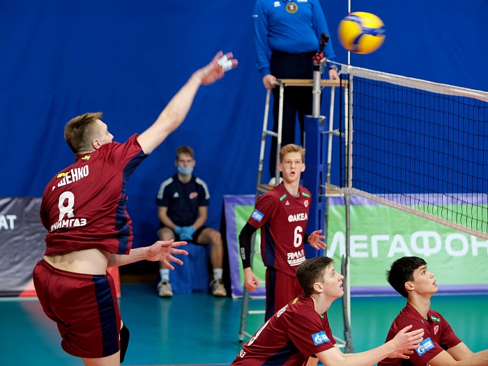 Молодежный «Факел» дважды победил лидера