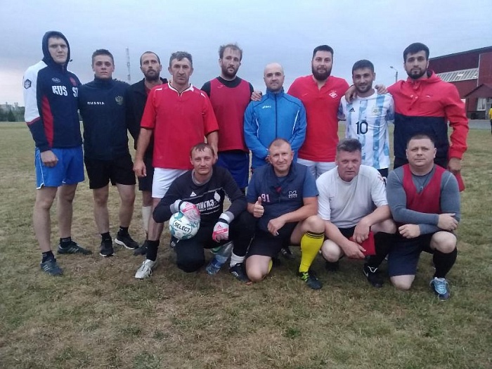 Футболисты разных поколений встретились на поле