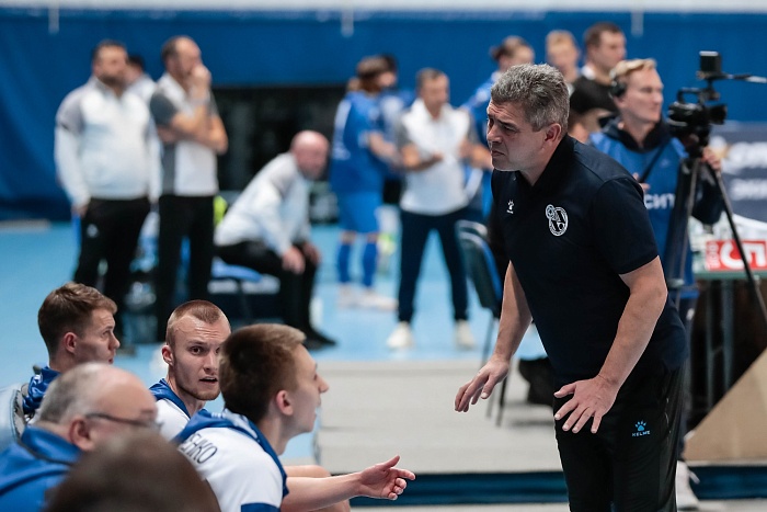 Рулевой «Синары» Олег Клешнин в работе