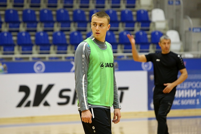 Воспитанник мини-футбольного клуба «Тюмень» Никита Козлов: «Когда-то же должно было произойти, что я буду не самым молодым в команде. Ну хоть теперь дежурить не надо»