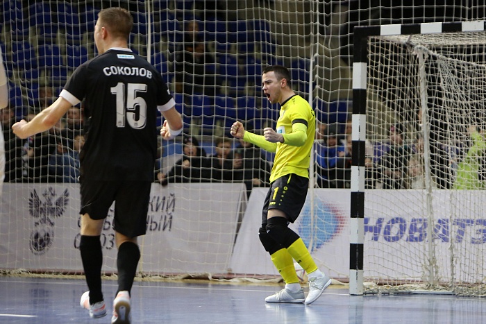 Вратарь мини-футбольного клуба «Тюмень» Денис Субботин: «Понимал, что игрок «Кристалла» нанесёт точный удар, поэтому решил остаться и реагировать по мячу»