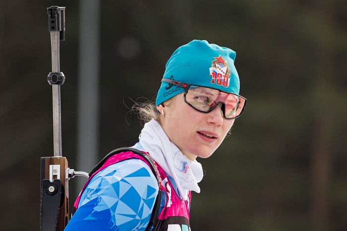 Серебряный призёр гонки преследования на Спартакиаде сильнейших по биатлону Ирина Казакевич: «Юля Шеллер сказала, что мне надо съесть стопку неудачных блинов, и тогда всё получится»