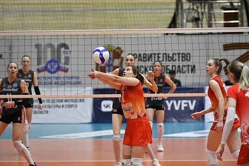 Тюменские волейболистки начали тур в Омске с поражения от лидера