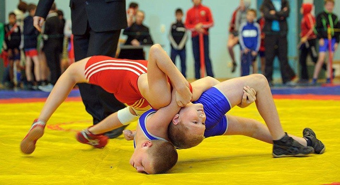 Школьники боролись в вольном стиле