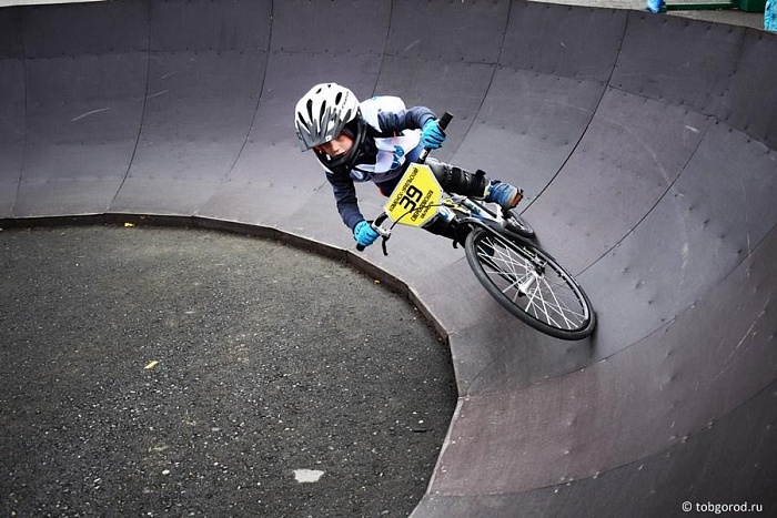 На памп-треке спорили за призы Деда Мороза