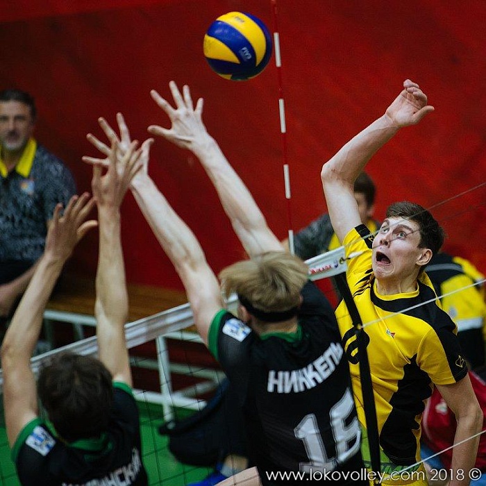 На старте уступили хозяевам