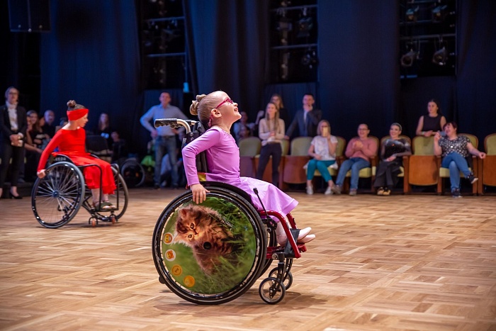 Танцоры-колясочники тренируются онлайн! (ВИДЕО)