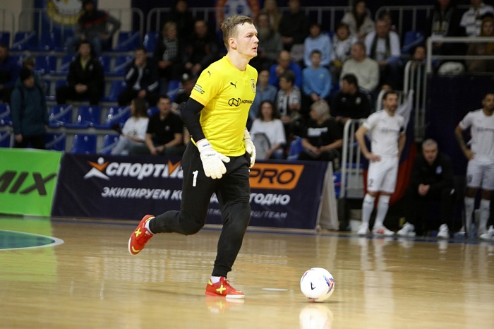 Вратарь мини-футбольного клуба «Норильский никель» Александр Костромин: «Андрей Батырев в этом сезоне чаще оказывается на позиции столба»