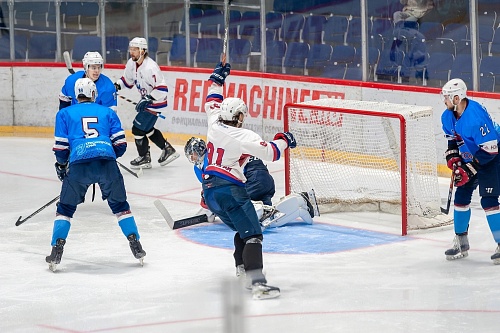 Соперники хоккейного клуба «Рубин» сражались за трофей в Барнауле